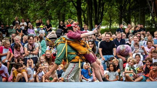 Families genieten van acrobatie en slapstick tijdens Sinjor Circo, een circusfestival met kinderanimatie en spectaculaire voorstellingen.